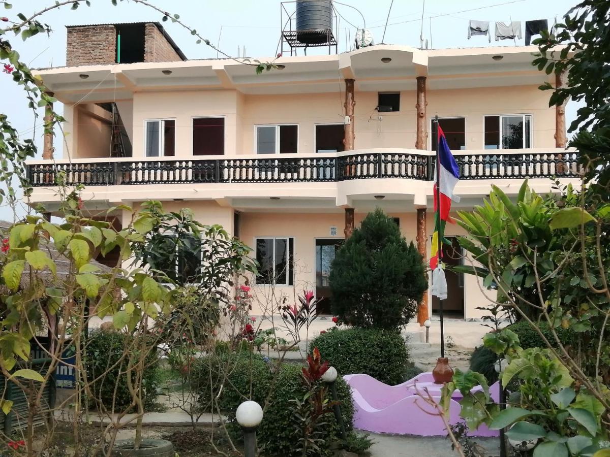 Hotel Garden Of Dreams Sauraha Exterior photo